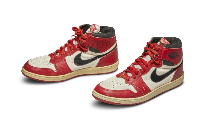 Sotheby Lelang Sneakers Kali Pertama Ditandatangani Michael Jordan