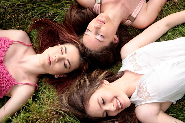5 Hal ini Sudah Jadi Sesuatu yang Umum Dilakukan oleh Para Perempuan