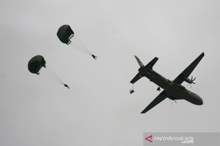 Ilustrasi prajurit TNI AU terjun dari pesawat angkut militer CN-295 di lokasi bencana yang tidak dapat dijangkau melalui jalan darat saat latihan penanganan bencana gempa dan tsunami Jalak Sakti di Pangkalan Udara Sutan Iskandar Muda, Aceh Besar, Aceh, Selasa (8-9-2020). ANTARA FOTO/Ampelsa/pras.