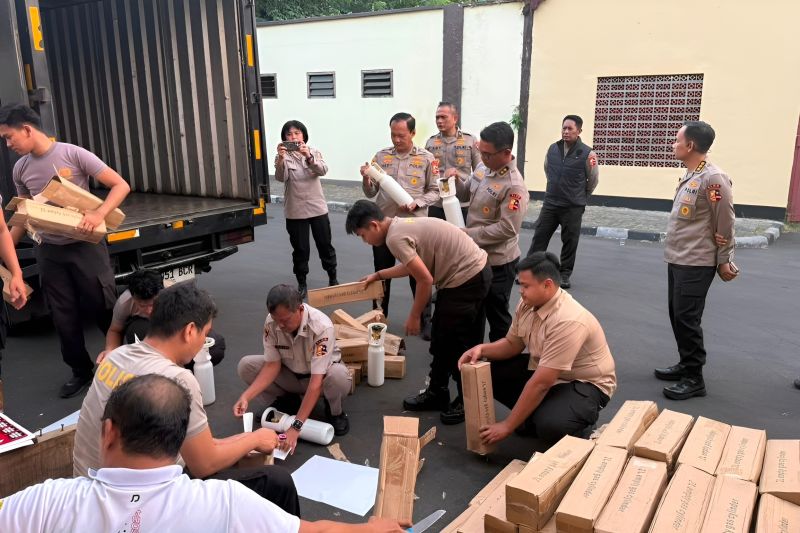 Personel Polri menyiapkan bantuan logistik dan tabung oksigen untuk mendukung penanganan kebakaran hutan dan lahan (karhutla) di sejumlah wilayah. ANTARA/HO-Divisi Humas Polri