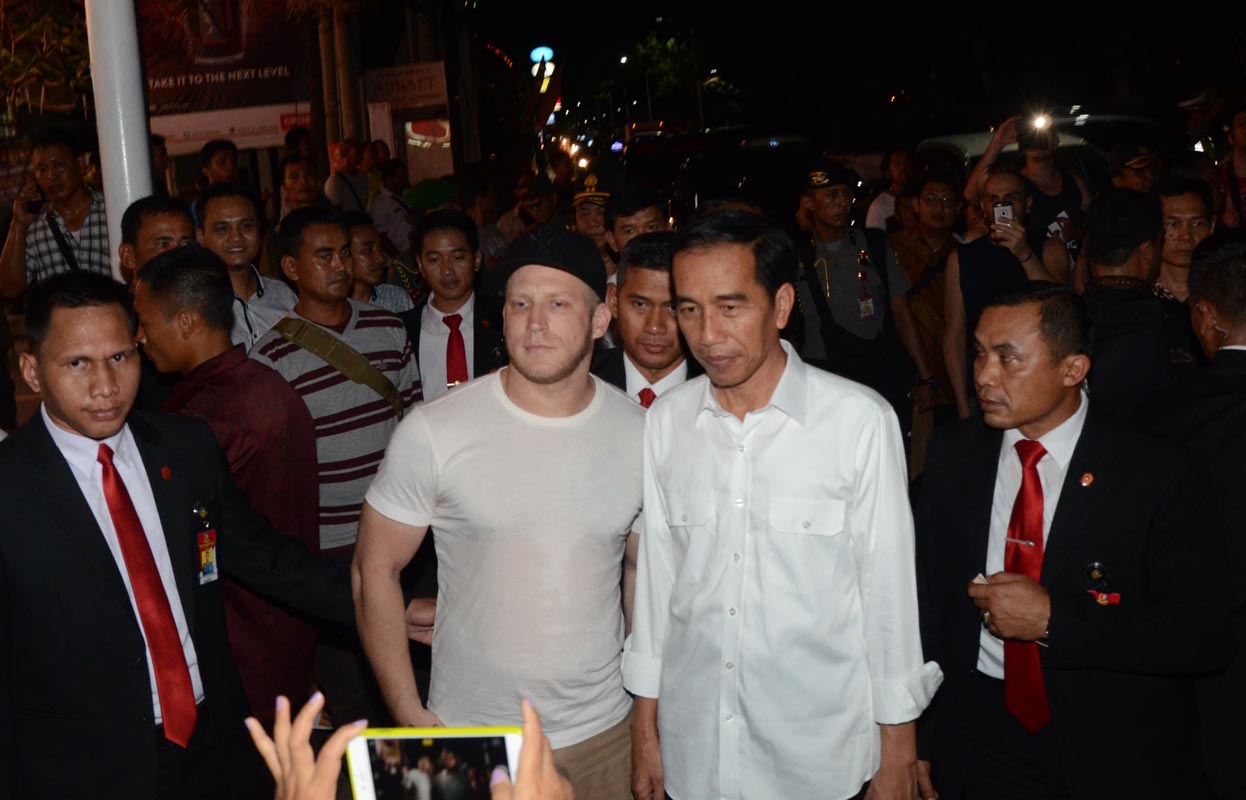 Nekat, Turis Bule Ini Terobos Paspampres Minta Foto Bersama Jokowi
