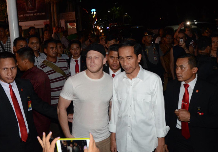 Nekat, Turis Bule Ini Terobos Paspampres Minta Foto Bersama Jokowi