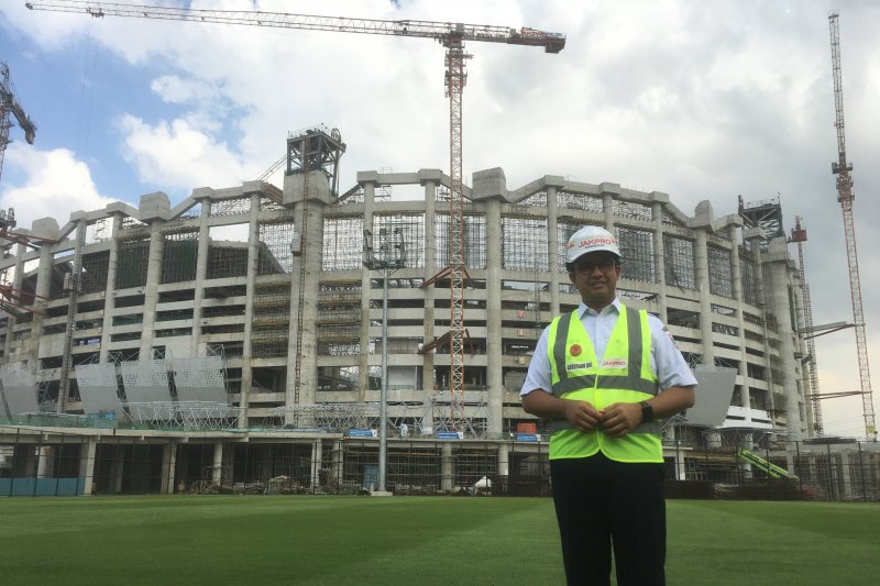 Gubernur DKI Jakarta Anies Baswedan ketika meninjau lapangan latih di Jakarta International Stadium (JIS) di Tanjung Priok, Jakarta Utara, Rabu (16/6/2021). (ANTARA/ Abdu Faisal)