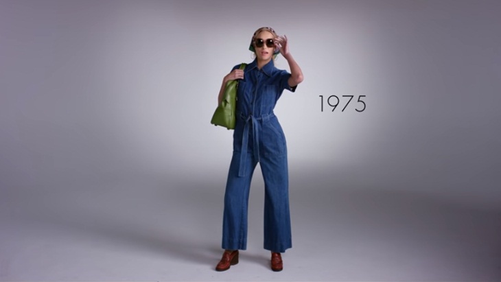 Pakaian tren 1975. (Foto: Screenshot Youtube/GlamGlam, Inc.)