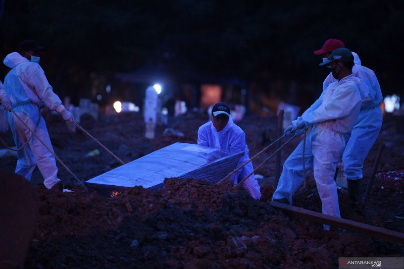 Pemakaman protokol COVID-19 di Jakarta. (Foto: Antara)