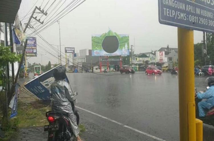  Hujan Lebat yang Disertai Angin Kencang Rusak Belasan Rumah di Yogyakarta