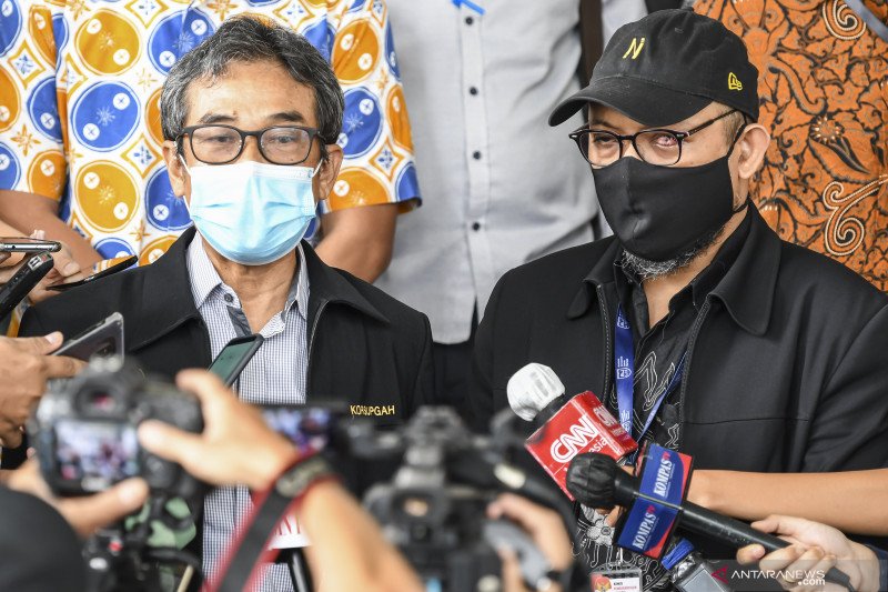 Direktur Pembinaan Jaringan Kerja Antar Komisi dan Instansi di KPK Sujanarko (kiri) didampingi Penyidik senior Komisi Pemberantasan Korupsi (KPK) Novel Baswedan (kanan) menjawab pertanyaan awak media di Kantor Dewan Pengawas (Dewas) KPK, Gedung KPK lama, Kuningan, Jakarta, Senin (17/5/2021). ANTARA FOTO/M Risyal Hidayat
