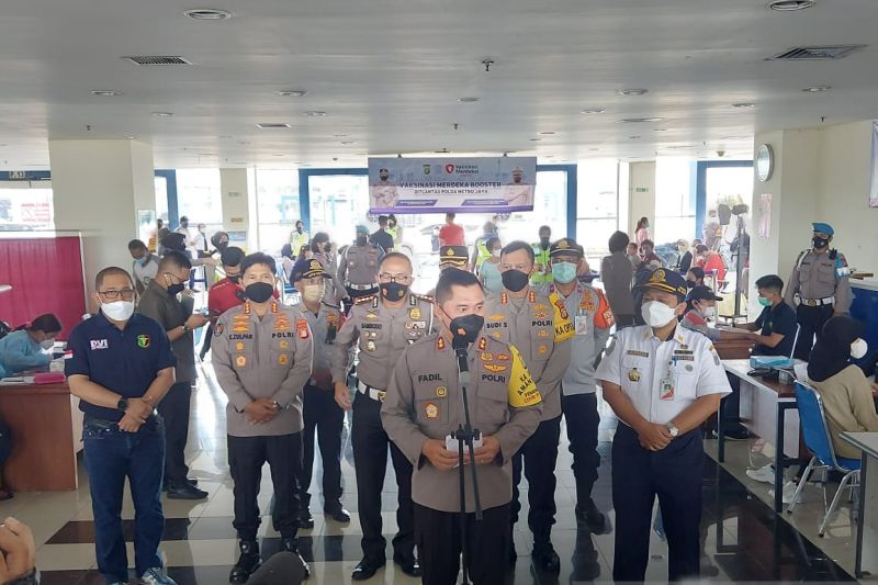 Kapolda Metro Jaya Irjen Pol Fadil Imran berikan keterangan kepada wartawan usai meninjau gerai vaksinasi penguat di Terminal Bus Pulogebang, Minggu (3/4). ANTARA/HO-Polda Metro Jaya