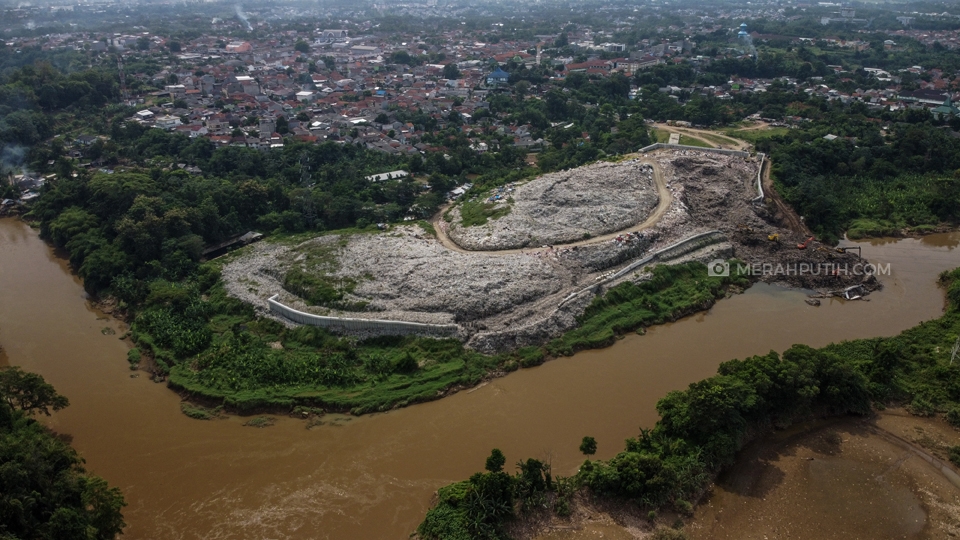 Pemkot Tangsel Kesulitan Angkat Sampah TPA Cipeucang di Sungai Cisadane