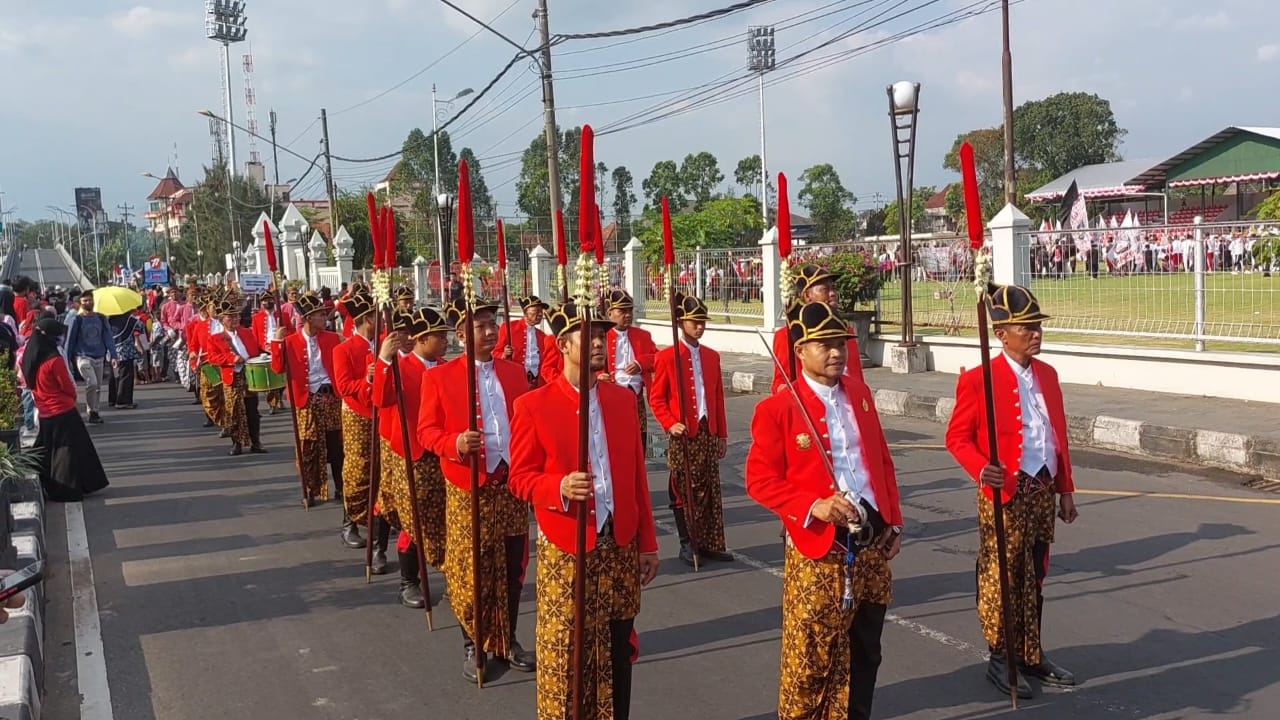 Pemkot Solo Gelar Kirab Pembangunan, Alutsista dan Kendaraan Taktis Ikut Dipamerkan