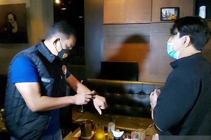 Direktur Reserse Narkoba Polda Metro Jaya Kombes Pol. Mukti Juharsa (kiri) menegur pengelola bar Flow dan mengingatkan ketentuan jam operasional bar, kafe dan restoran dalam operasi yustisi protokol kesehatan yang dilakukan personel gabungan Direktorat Reserse Narkoba Polda Metro Jaya bersama Satpol PP Provinsi DKI Jakarta pada Minggu (20/6/2021). ANTARA/Fianda Sjofjan Rassat
