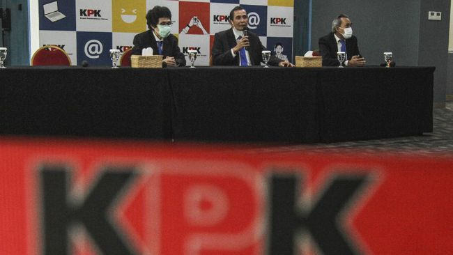 Ketua Dewan Pengawas Komisi Pemberantasan Korupsi (KPK) Tumpak H Panggabean (tengah) memberikan keterangan usai sidang putusan Majelis Etik Dewas KPK di Gedung Pusat Edukasi Antikorupsi KPK, Jakarta, Senin (31/5/2021). (ANTARA FOTO/ASPRILLA DWI ADHA)