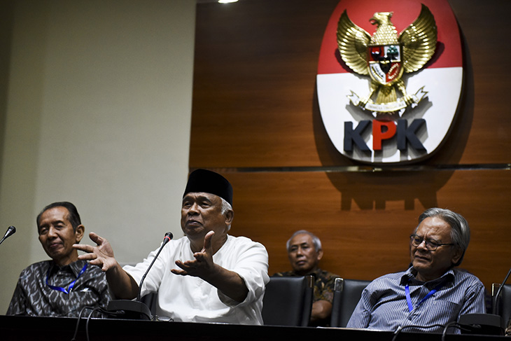 Tiga mantan pimpinan KPK Zulkarnain (kiri), Taufiequrachman Ruki (tengah), dan Erry Riyana Hardjapamekas memberi keterangan pers di gedung KPK, Jakarta, Jumat (7/7). (ANTARA FOTO/Hafidz Mubarak A)