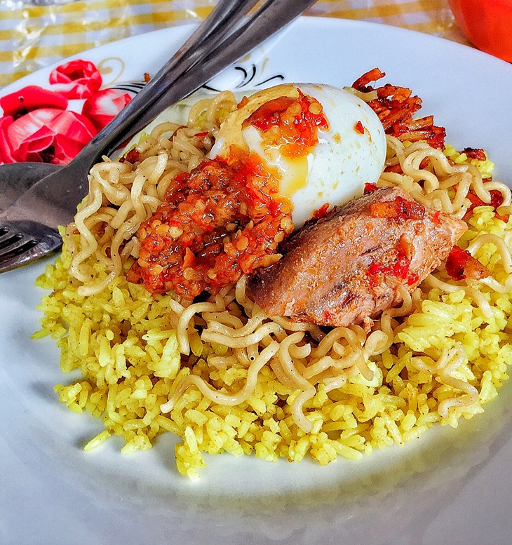 Nasi kuning ikang telur. (Foto: instagram.com/zahrazidane)