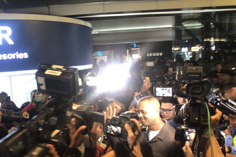 Pelatih timnas Indonesia, Patrick Kluivert, saat tiba di Bandara Soekarno-Hatta, Sabtu (11/1)
