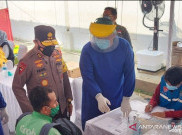 Positif COVID-19, Dua Orang Arus Balik Dibawa ke RSD Wisma Atlet