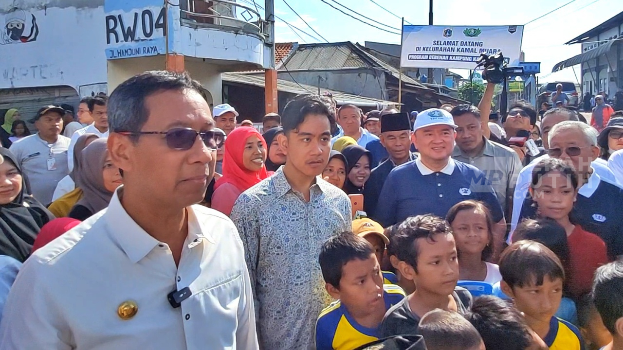 Gibran dan Pj Heru Tinjau Proyek Pengerukan Kali di Jakarta Barat