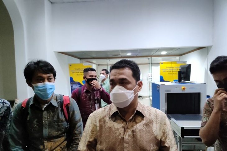 Wakil Gubernur DKI Jakarta Ahmad Riza Patria memberikan keterangan di Balai Kota Jakarta, Kamis (14/10/2021) malam. ANTARA/Ricky Prayoga