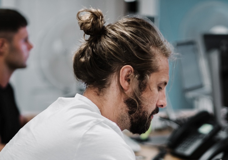 'Man Bun' Kembali Jadi Tren Gaya Rambut Pria di 2020