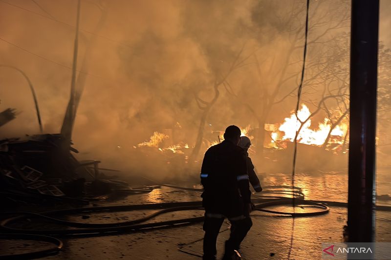 18 Kios Pedagang Kayu di Bandung Terbakar