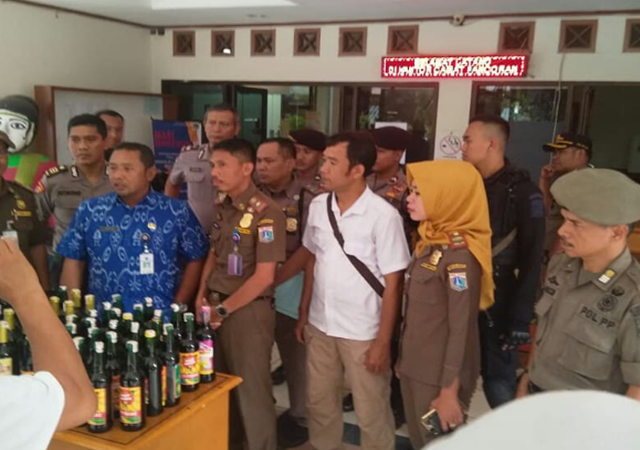 Satpol PP DKI Jakarta melakukan razia tempat hiburan malam 