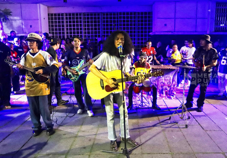 UMKM Sinergi Adv Nusantara Gelar Aksi Seni Tolak Pakaian Bekas Impor di Kota Tua Jakarta