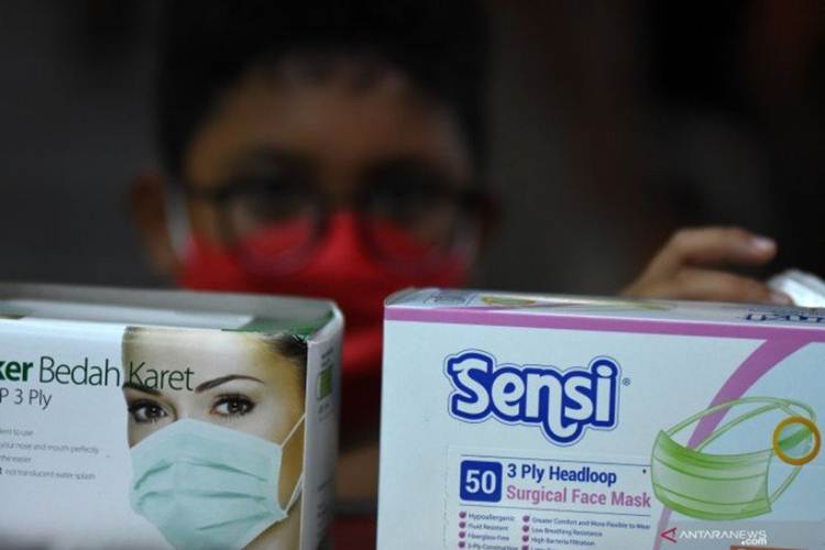 Warga membeli masker di Pasar Pramuka, Jakarta. ANTARA FOTO/Indrianto Eko Suwarso/foc.