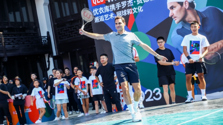 Roger Federer Latih Petenis Muda Shanghai di Acara UNIQLO Around the World