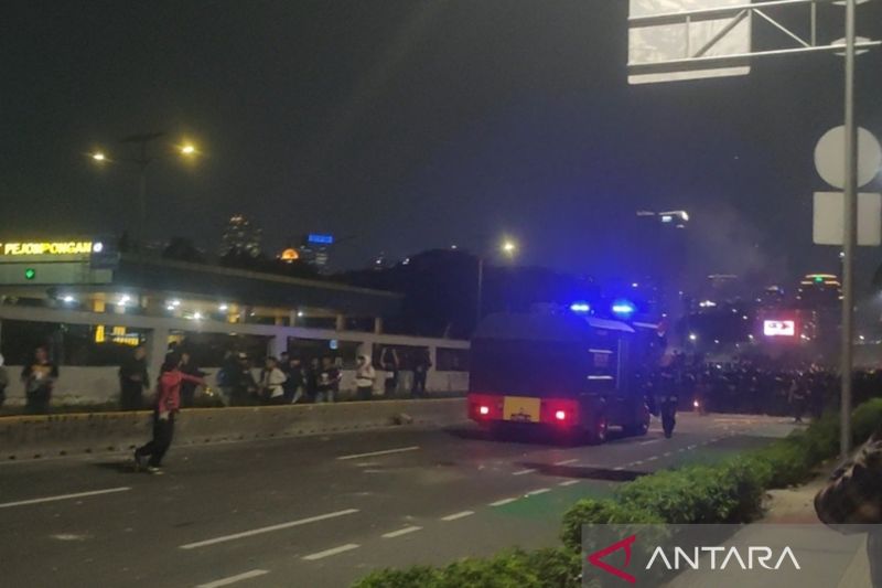 Polisi Balas Serangan Mercon dengan Gas Air Mata, Massa Depan Gedung DPR Kocar-Kacir