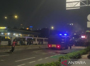 Polisi Balas Serangan Mercon dengan Gas Air Mata, Massa Depan Gedung DPR Kocar-Kacir