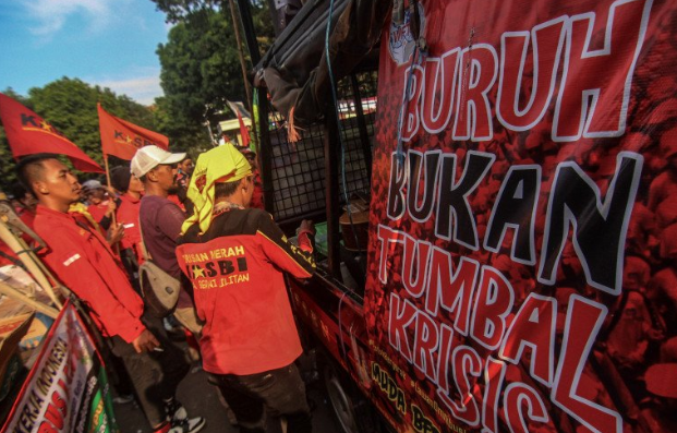 Ratusan buruh mengikuti aksi unjuk rasa di halaman Gedung Pemerintahan Kota Tangerang, Banten, Rabu (22-1-2020). ANTARA FOTO/Fauzan