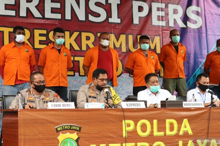 Kapolda Metro Jaya Inspektur Jenderal Polisi Nana Sudjana (tengah) memimpin jumpa pers penangkapan John Kei cs di Mako Polda Metro Jaya, Senin (22/6/2020). ANTARA/Fianda Rassat