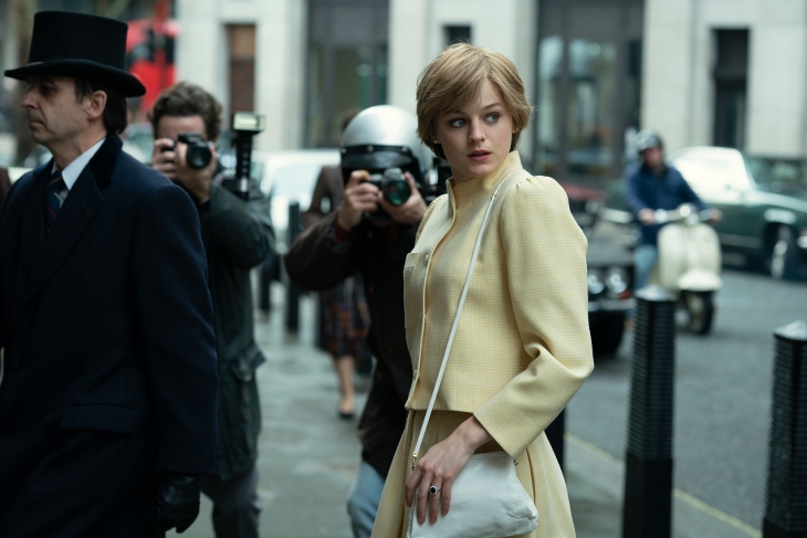 Inspirasi outfit kasual namun tetap modis dari serial The Crown. (Foto: people.com)