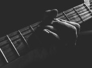 Lirik Lagu 'Senandung Rembulan' Karya Aziz Thalib