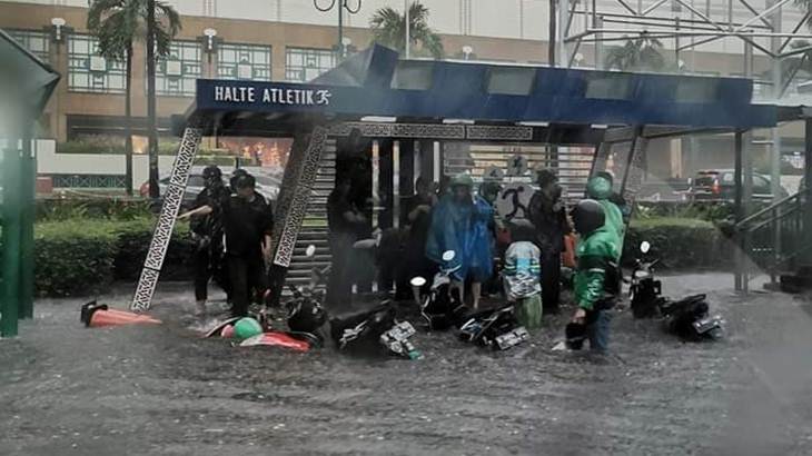 Banjir di depan Plaza Senayan. (Foto: Twitter @TMCPoldaMetro)