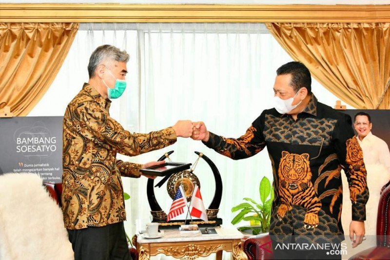 Ketua MPR RI Bambang Soesatyo (kanan) menerima kunjungan Duta Besar Amerika Serikat untuk Indonesia H.E. Mr. Sung Yong Kim (kiri), di Ruang Kerja Ketua MPR RI, di Jakarta, Selasa. (MPR RI)