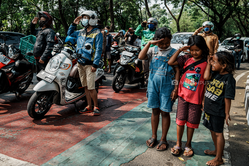 Peringati Detik-Detik Proklamasi, Warga Tangerang Beri Hormat