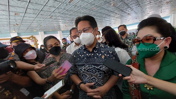   Menteri Kesehatan Budi Gunadi Sadikin meninjau vaksinasi di di pagelaran kompleks Keraton Surakarta, Rabu (29/9). (MP/Ismail)