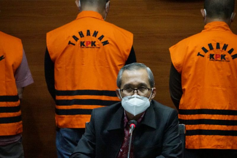 Wakil Ketua KPK Alexander Marwata saat jumpa pers di Gedung KPK, Jakarta, Sabtu (16/10) terkait penetapan empat tersangka kasus dugaan suap pengadaan barang dan jasa di Kabupaten Musi Banyuasin. ANTARA