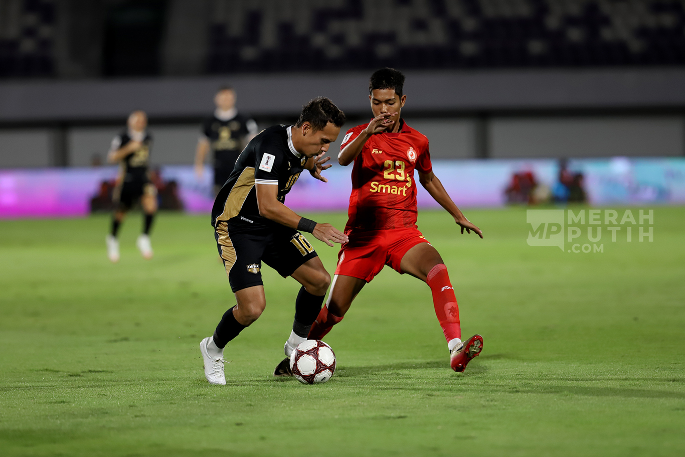 Pesepak bola Dewa United Banten Egy Maulana Vikri berusaha melewati pemain Phnom Penh Crown pada pertandingan AFC Challenge League di Stadion Indomilk Arena, Kabupaten Tangerang, Banten, Minggu (26/10/2025).