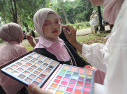 Raup Cuan Rias Wajah Dadakan untuk Blink Jelang Konser BlackPink di Stadion GBK 