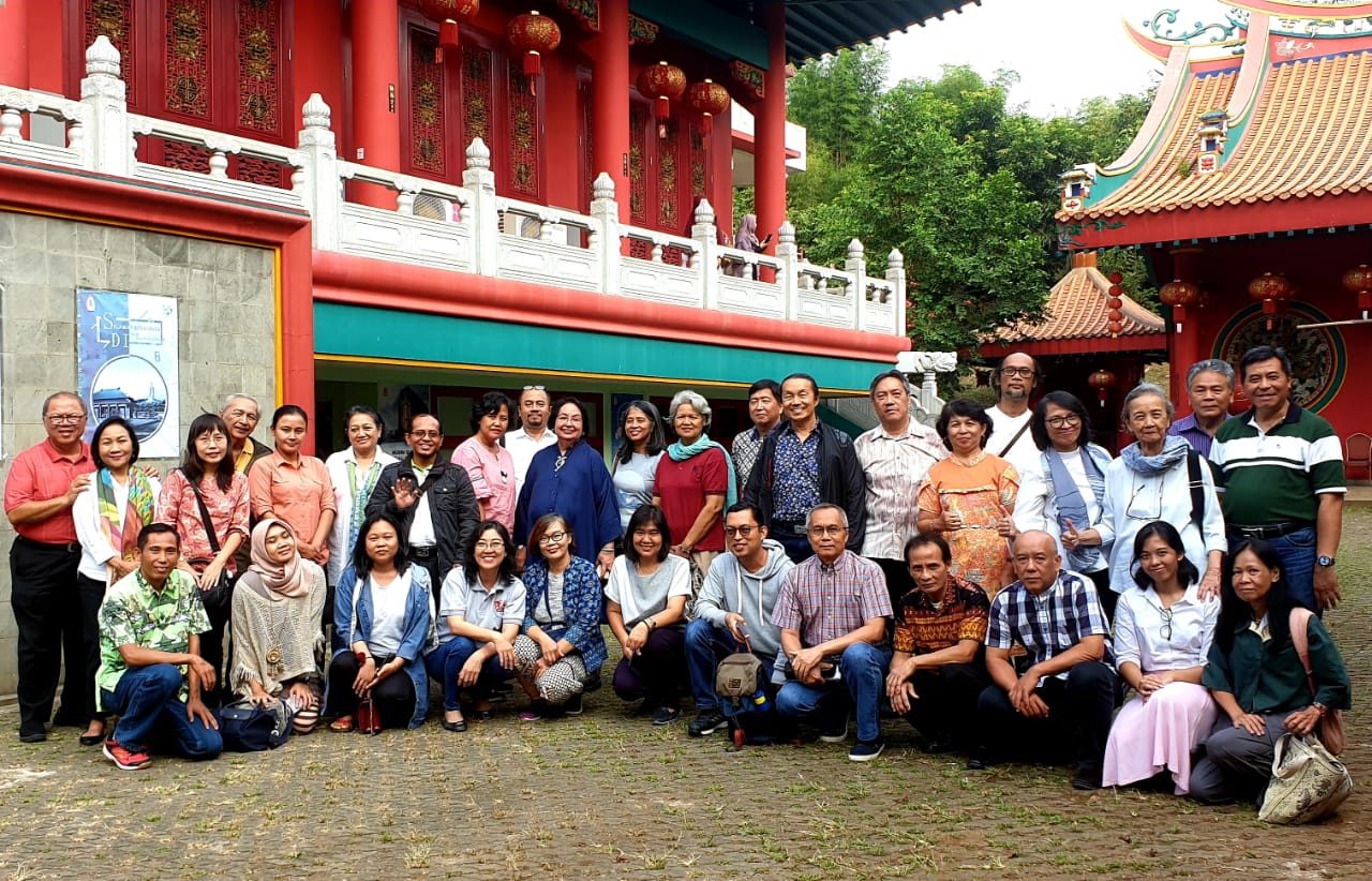 Selesai semiloka peserta berfoto bersama di depan Tian Dan, Da Cheng Dian dan Qi Fu Dian, di Kompleks Kong Miao.
