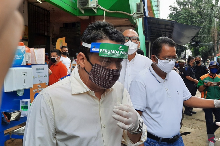 Wakil Gubernur DKI Jakarta Ahmad Riza Patria memberikan keterangan pers usai mengecek Pasar Palmerah, Jakarta Selatan, Sabtu (20/6/2020). (ANTARA/Laily Rahmawaty)
