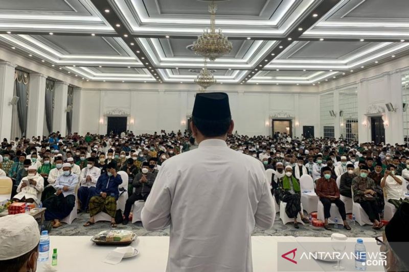 Calon Ketua Umum PBNU KH Yahya Cholil Staquf atau Gus Yahya bersilaturahmi dengan PCNU dan PWNU di Graha Wangsa, Bandarlampung, Selasa (21/12). ANTARA/HO-Wibowo P