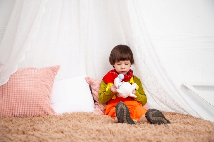 Anak laki-laki juga boleh bermain boneka untuk melatih empati mereka. (Foto: Pexels/Victoria Borodinova)