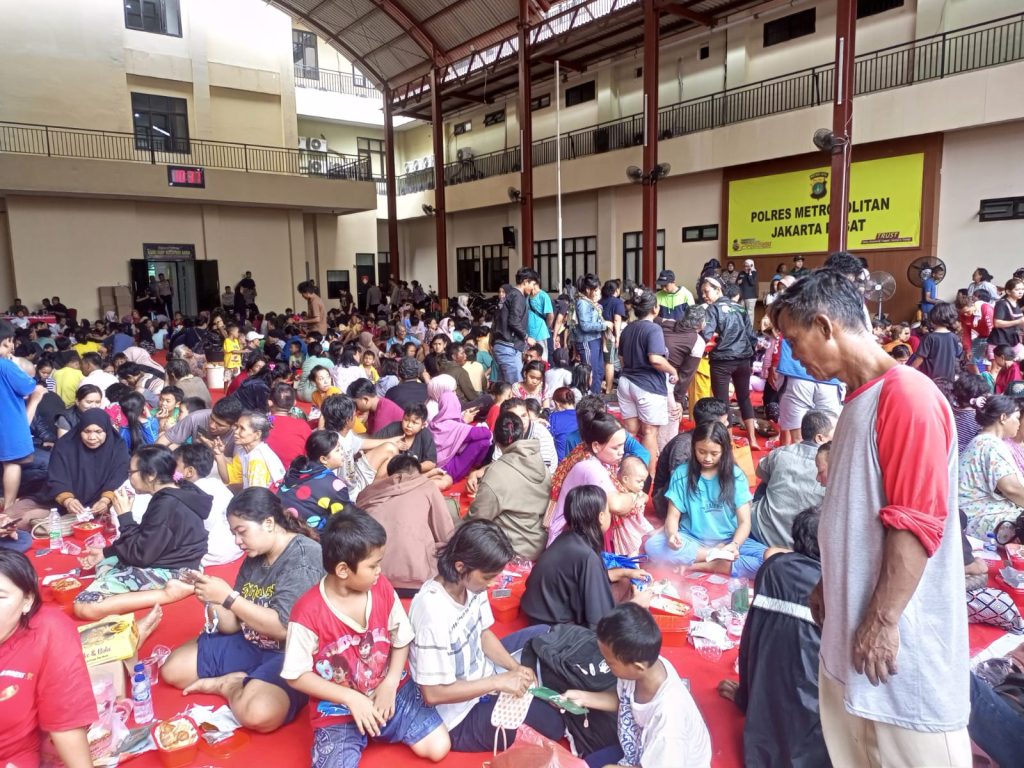 Ratusan Korban Kebakaran Kebon Kosong Kemayoran Mengungsi di Gedung Polres Jakarta Pusat