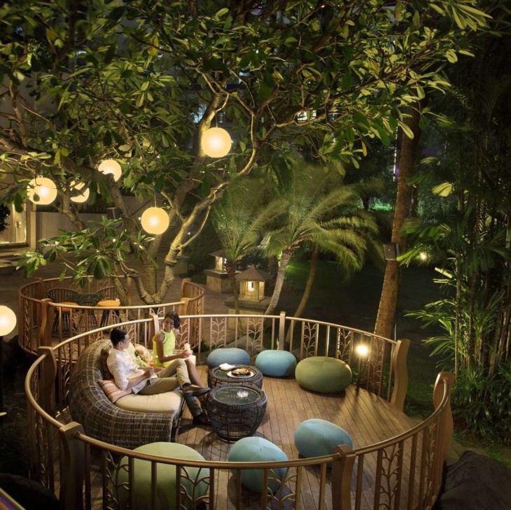 Jimbaran Outdoor Lounge bisa kamu sambangi sekaligus staycation loh!. (foto: ayana.com)