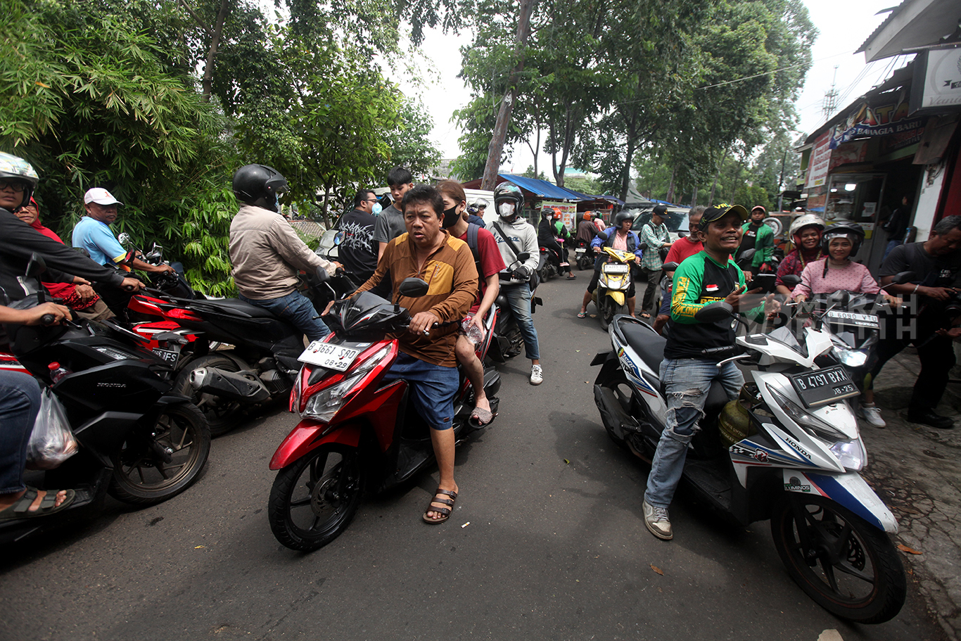 Warga mengantre kedatangan stok gas elpiji 3 kg bersubsidi di pangkalan gas di Kawasan Palmerah, Jakartra Barat, Selasa (4/2/2025).