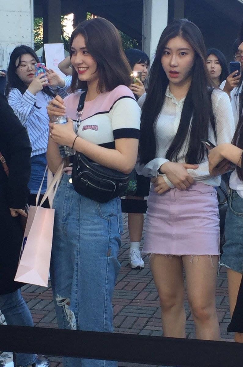 Somi terlihat bersama Chaeryeong sebelum Debut. (Foto Korea Boo)