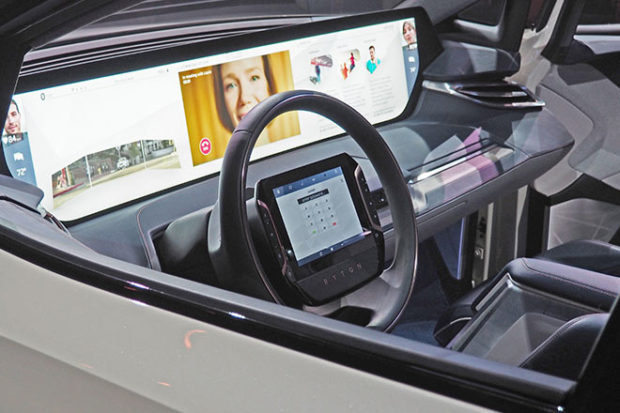 mobil atau smartphone
